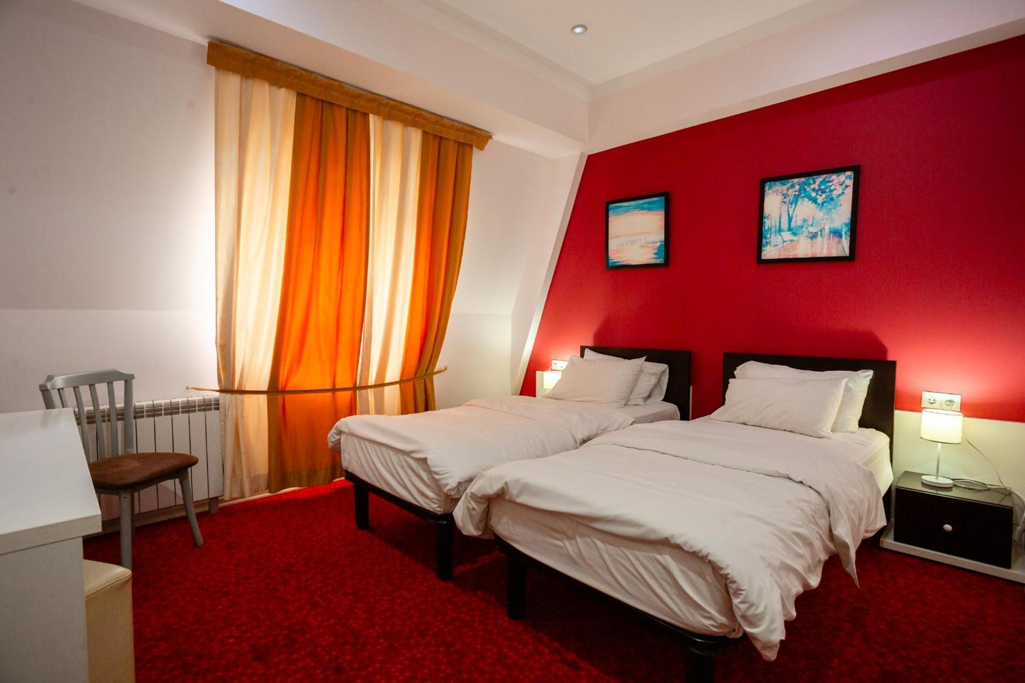 Hotel Piazza Four Colours Batumi Esterno foto