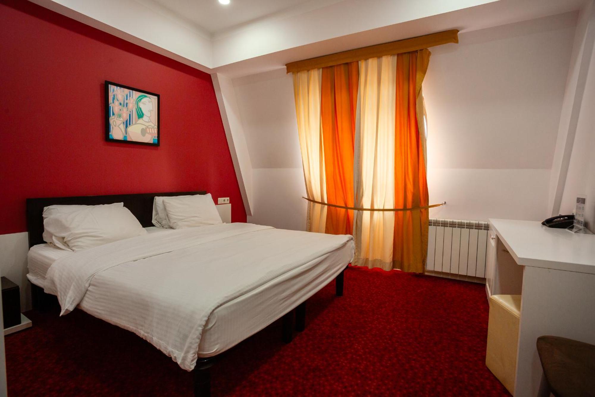 Hotel Piazza Four Colours Batumi Esterno foto