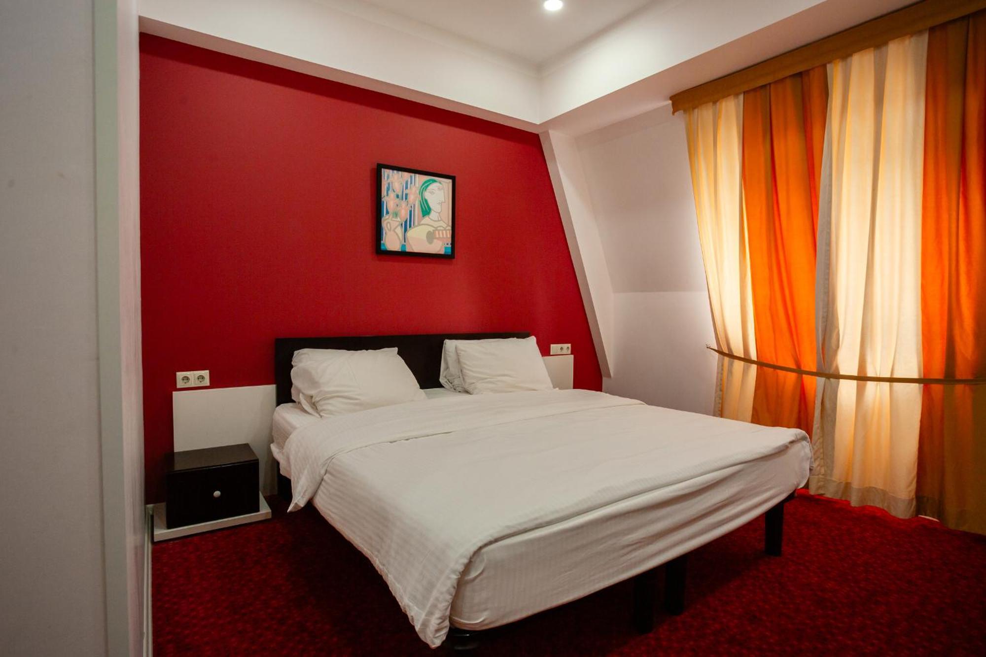 Hotel Piazza Four Colours Batumi Esterno foto