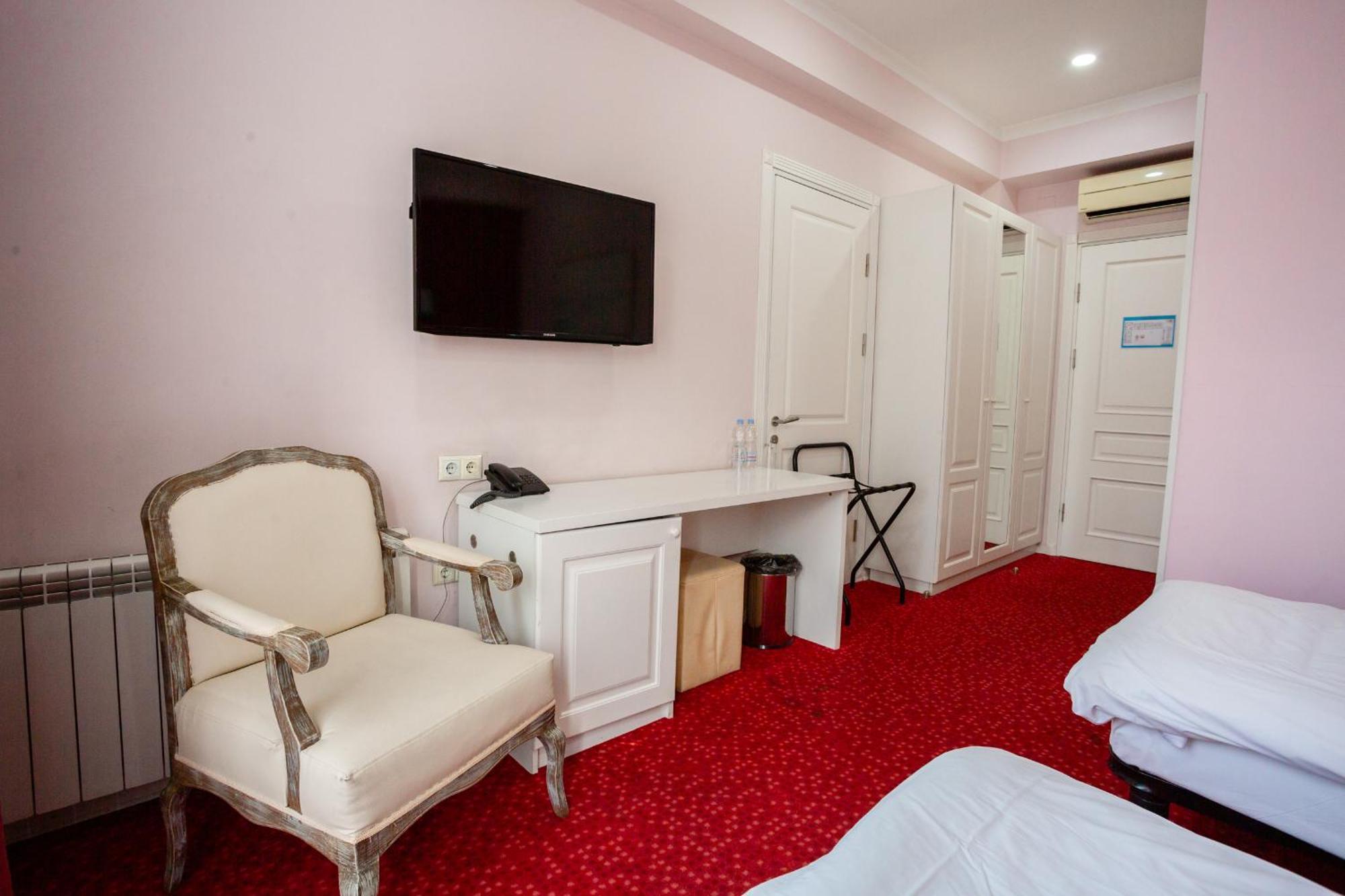Hotel Piazza Four Colours Batumi Esterno foto