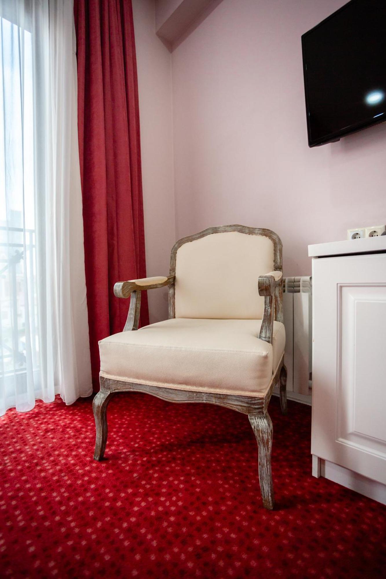 Hotel Piazza Four Colours Batumi Esterno foto