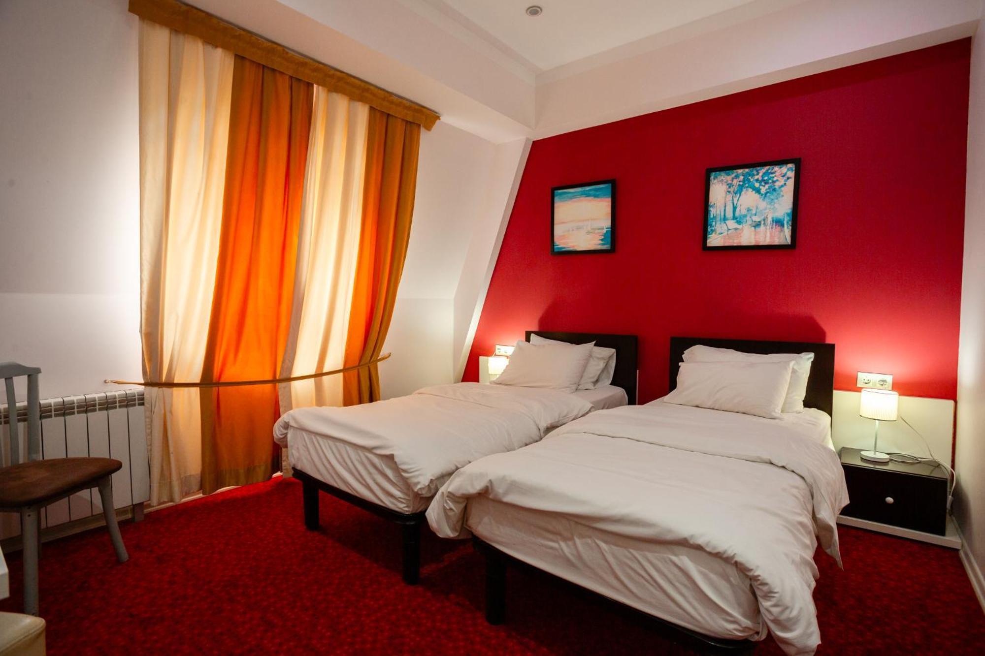 Hotel Piazza Four Colours Batumi Esterno foto