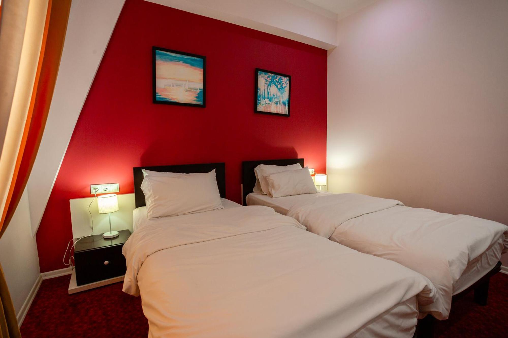 Hotel Piazza Four Colours Batumi Esterno foto