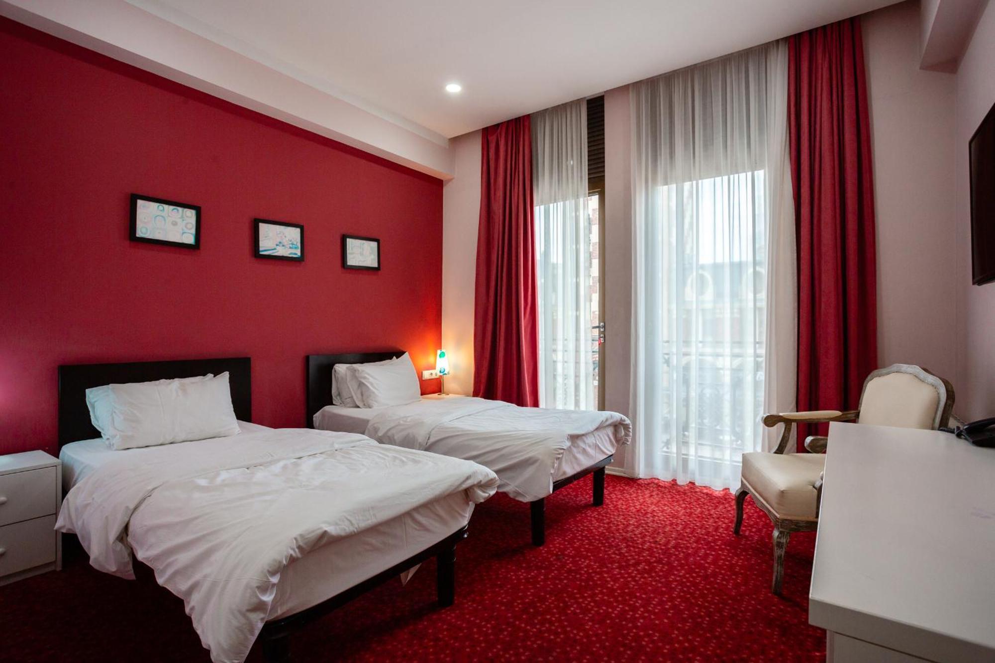 Hotel Piazza Four Colours Batumi Esterno foto