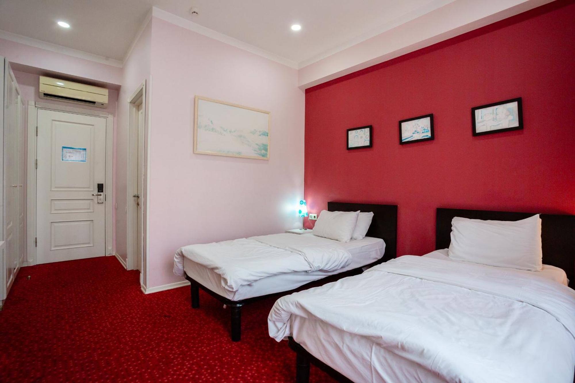 Hotel Piazza Four Colours Batumi Esterno foto