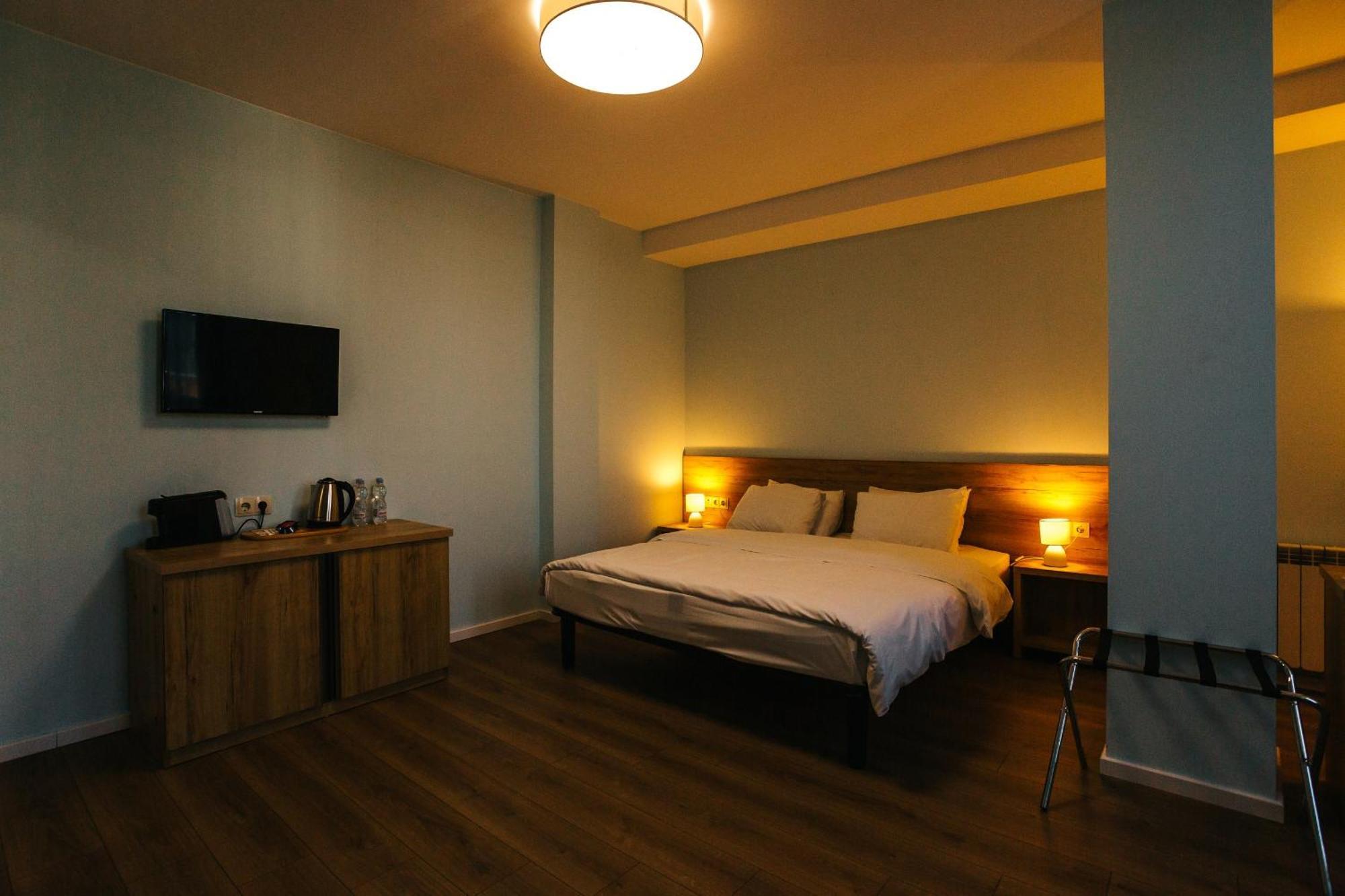 Hotel Piazza Four Colours Batumi Esterno foto
