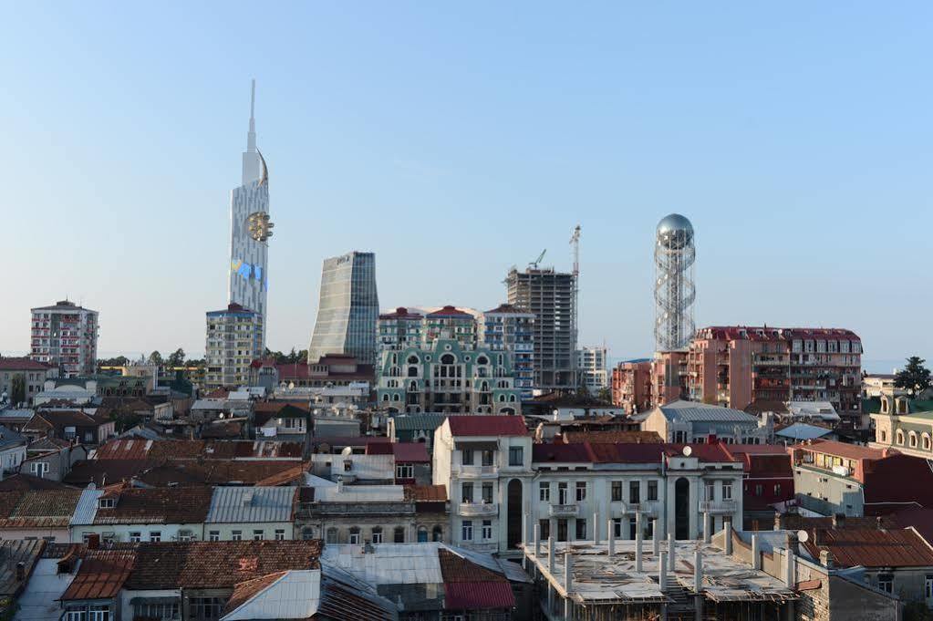 Hotel Piazza Four Colours Batumi Esterno foto